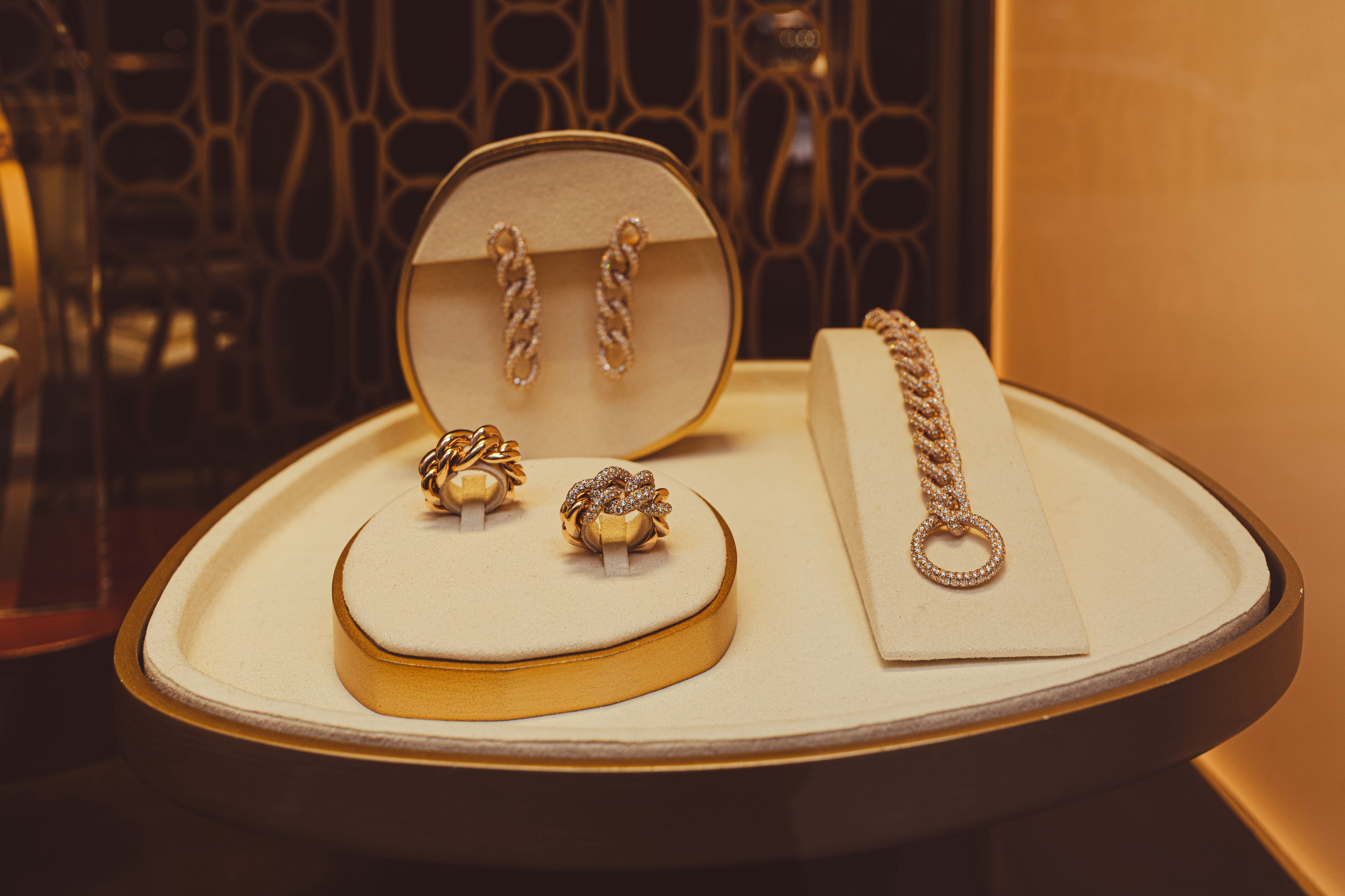 Wnętrze salonu jubilerskiego Rubin — biżuteria na wystawie